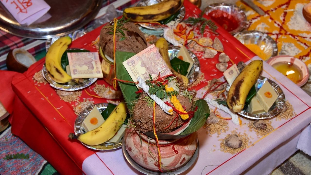 જ્યારે વ્યક્તિની જન્મકુંડળીમાં મંગળ દોષ, શનિ દોષ અથવા રાહુ-કેતુના દોષ (જેમ કે કાલસર્પ યોગ) હોય, ત્યારે નવગ્રહ પૂજા કરવાથી આ દોષોનું શાંતિકરણ થાય છે. આવા દોષોના લીધે લગ્ન, નોકરી, આરોગ્ય અથવા સંબંધોમાં મુશ્કેલીઓ આવી શકે છે.