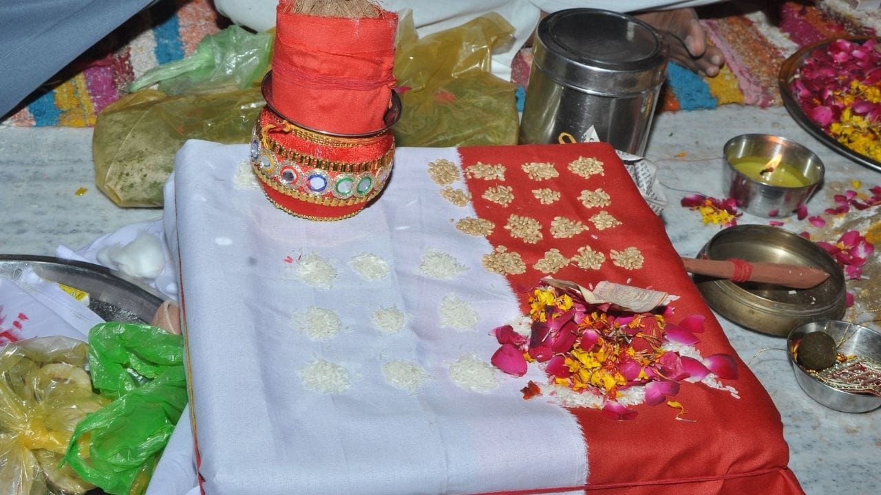 ગ્રહોના ગોચર (પરિવર્તન) દરમિયાન પૂજા કરવી લાભદાયક હોય છે. એટલે કે શનિની સાડેસાતી કે ઢૈયા, ગુરૂના સંક્રમણ, અથવા રાહુ-કેતુના ગોચર દરમિયાન ગ્રહોનું ઊર્જાક્ષેત્ર બદલાતું હોય છે. આ સમયે નવગ્રહ પૂજા કરવાથી ગ્રહોના દોષપ્રભાવ નબળા પડે છે અને શુભ પરિણામ પ્રાપ્ત થાય છે.