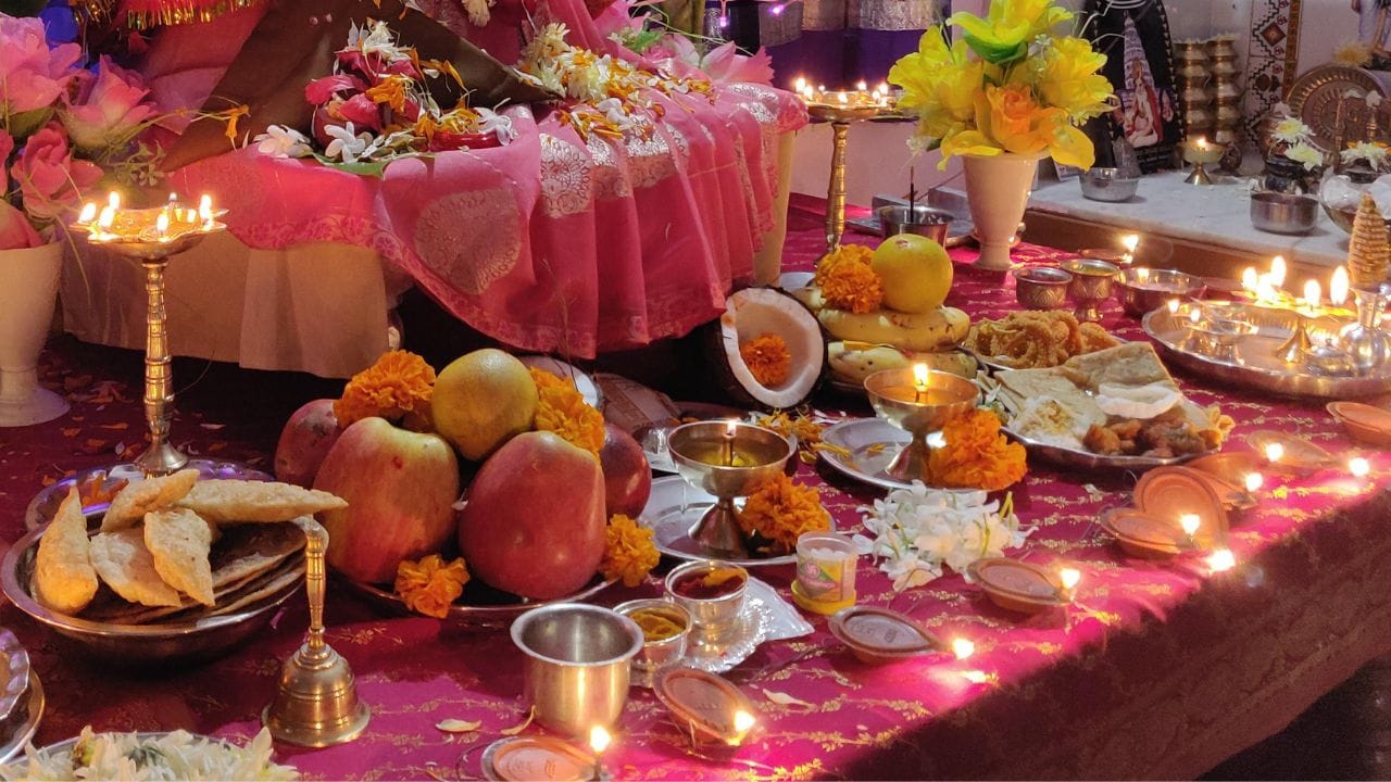 જ્યોતિષી/ગુરૂની સલાહ અનુસાર શ્રેષ્ઠ મુહૂર્ત નક્કી થાય છે. દરેક વ્યક્તિની કુંડળી અને ગ્રહસ્થિતિ અલગ હોય છે, તેથી પંડિત અથવા અનુભવી જ્યોતિષીની માર્ગદર્શિકા મુજબ યોગ્ય દિવસ અને સમય નક્કી કરવો ખૂબ જ મહત્વપૂર્ણ છે. યોગ્ય મુહૂર્તમાં કરવામાં આવેલી પૂજા વધુ અસરકારક હોય છે.