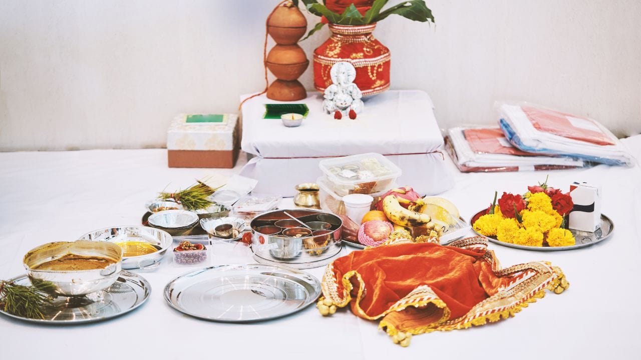 નવગ્રહ પૂજાના લાભો અનેક છે. આ પૂજાના ફળરૂપે વ્યક્તિને ગ્રહદોષથી મુક્તિ મળે છે, શારીરિક અને માનસિક શાંતિ પ્રાપ્ત થાય છે, ધંધા-નોકરીમાં સફળતા મળે છે, સંબંધોમાં સુધારો થાય છે અને આધ્યાત્મિક પ્રગતિનો માર્ગ ખુલે છે. સાથે જ આરોગ્યમાં સુધારો અને નકારાત્મક ઊર્જાથી રક્ષણ પણ મળે છે. (નોંધ : અહીં આપવામાં આવેલ માહિતી ધાર્મિક માન્યતાઓના આધારે ફક્ત આપની  જાણકારી માટે છે. Tv9 ગુજરાતી ક્યારેય કોઈ અંધશ્રદ્ધાને પ્રોત્સાહન આપતું નથી.)