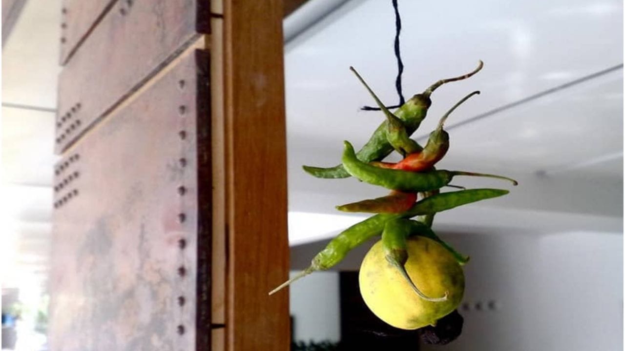 લોક સંસ્કૃતિ અને પરંપરાનો એક ભાગ: આ પરંપરા ફક્ત ભારત પૂરતી મર્યાદિત નથી, વિશ્વના ઘણા ભાગોમાં આવી પ્રતીકાત્મક વસ્તુઓનો ઉપયોગ નેગેટિવ એનર્જીને દૂર કરવા માટે કરવામાં આવે છે. ઉદાહરણ તરીકે ગ્રીસમાં "એવિલ આઈ" લટકાવવામાં આવે છે. દાદીમાઓ આ પરંપરાઓનું પાલન કરે છે. જેથી સાંસ્કૃતિક ઓળખ અને કૌટુંબિક મૂલ્યો આગામી પેઢી સુધી પહોંચાડી શકાય.
