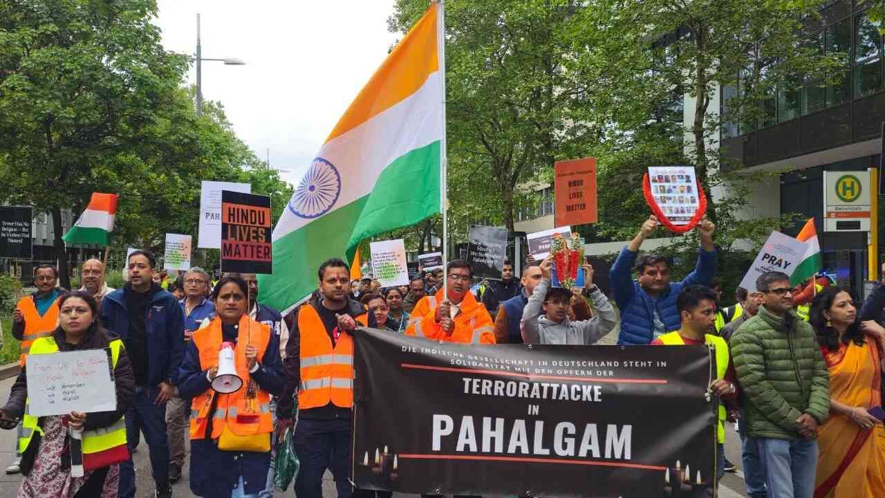 પહેલગામ આતંકી હુમલાના પડઘા જર્મનીના Stuttgartમાં પણ પડ્યાં, હનુમાન ચાલીસા સાથે ભારતીયોએ યોજી કૂચ, જુઓ વીડિયો
