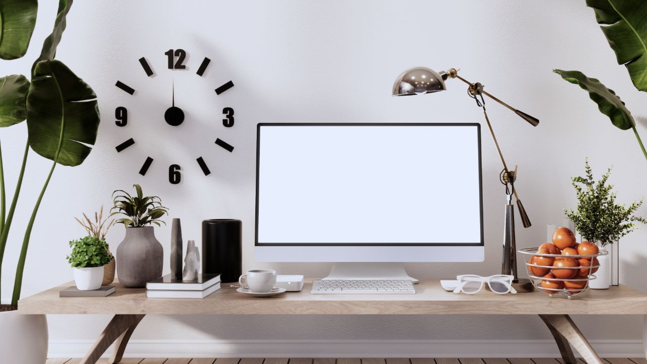 ઓફિસના ડેસ્ક પર ફૂલો રાખતી વખતે એ વાતનું ખાસ ધ્યાન રાખો કે ફૂલો ક્યારેય સુકાઈ ન જાય. ફૂલો સુકાઈ જાય તે પહેલાં તેને બદલી નાખો, વાસ્તુશાસ્ત્ર મુજબ સુકાયા ફૂલો કાર્યક્ષેત્રમાં નકારાત્મકતા લાવે છે અને કારકિર્દીમાં પ્રગતિની આગળ અવરોધ ઉભો કરી શકે છે. (Credits: - Canva)