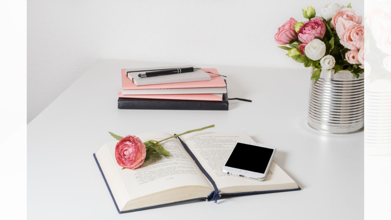 ઓફિસના ડેસ્ક પર ફૂલો રાખવા ખૂબ જ સારા માનવામાં આવે છે.એક તરફ, ફૂલોની સુગંધ અને તેમની સુંદરતા તમારી આસપાસના વાતાવરણને સારું રાખે છે, તો બીજી તરફ, ફૂલો સંબંધિત વાસ્તુ તમારી પ્રગતિનો માર્ગ ખોલે છે,ઘણીવાર લોકો ઓફિસના ડેસ્ક પર ફૂલો રાખતી વખતે ભૂલો કરે છે. (Credits: - Canva)