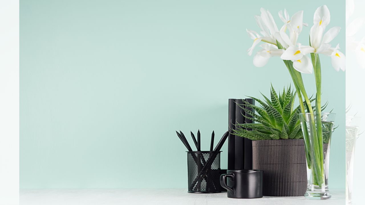 જ્યારે તમે ઓફિસના ડેસ્ક પર ફૂલો ગોઠવો ત્યારે ધ્યાન રાખવું જોઈએ કે ફૂલોનો મુખ ભાગ તમારા તરફ હોય. એટલે કે ફૂલો તમારી તરફ નમેલા હોવા જોઈએ તેનાથી સકારાત્મક ઊર્જા તમારી આસપાસ પ્રવાહિત થાય છે. જો ફૂલો બીજી દિશામાં નમેલા હોય તો તે નકારાત્મકતા લાવી શકે છે અને તમારા પર અસરો પડી શકે છે. (Credits: - Canva)