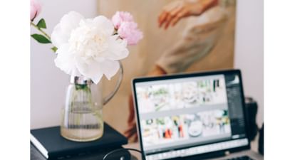 ઓફિસના ડેસ્ક પર ફૂલો રાખવાથી કાર્યસ્થળનું વાતાવરણ સકારાત્મક બને છે. ફૂલોની સૌંદર્યમયતા અને નાજુક સુગંધ મનને શાંત કરે છે અને કાર્યક્ષમતા વધારવામાં મદદરૂપ બને છે.  વાસ્તુશાસ્ત્રના દ્રષ્ટિકોણથી પણ ફૂલો સફળતા અને પ્રગતિનો માર્ગ મોકળો કરે છે. જોકે, ઘણા વખત લોકો ફૂલો ગોઠવતી વખતે કેટલીક સામાન્ય ભૂલો કરે છે, જેનો અસરકારક પરિણામ પર પ્રભાવ પડી શકે છે. (Credits: - Canva)