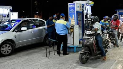 બેંક અને ઓઈલ કંપની તરફથી ગ્રાહકોને ઓલ ઈઝ વેલ, કહ્યું તેલ અને પૈસાની કોઈ અછત નહીં