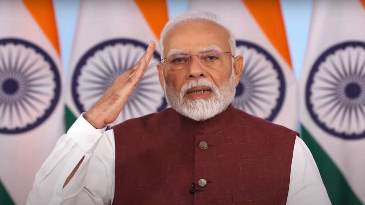 વડાપ્રધાન નરેન્દ્ર મોદીએ, ઓપરેશન સિંદૂર સફળતાપૂર્વક પૂર્ણ કરવા બદલ તેમજ ઓપરેશન સિંદૂરમાં સામેલ તમામની કામગીરીને બિરદાવીને સલામ કરી હતી.