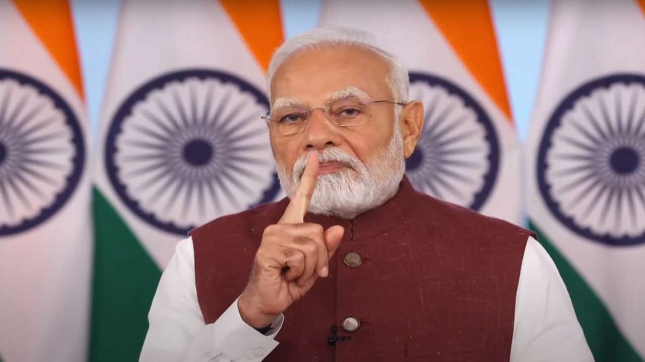 વડાપ્રધાન નરેન્દ્ર મોદીએ તેમના સંબોધનમાં એમ પણ કહ્યું હતું કે, ભારત ક્યારેય પણ પાકિસ્તાનની અણુબોંબની ધમકીને વશ નહીં થાય. સાથોસાથ તેમને વિશ્નને પણ એક પ્રકારે આડકતરો સંદેશ આપ્યો છે કે, અણુબોબની બીક બતાવીને તમે ભારતને કાબૂમાં નહીં કરી શકો.