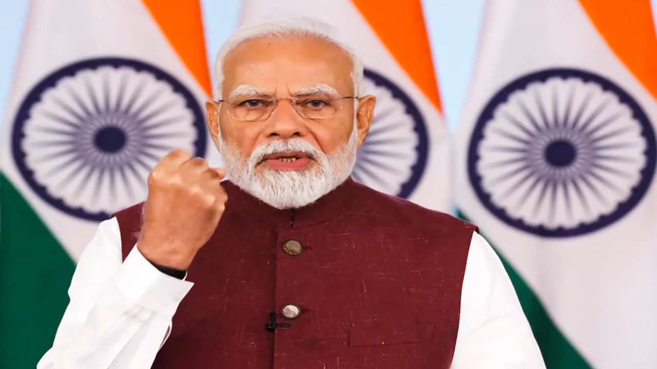 સીઝ ફાયરની વાત કરતા નરેન્દ્ર મોદીએ સ્પષ્ટ શબ્દોમાં કહ્યું કે, ઓપરેશન સિંદૂરની કાર્યાવહી હાલ સ્થગિત કરવામાં આવી છે. બંધ કરવામાં નથી આવી. ઓપરેશન સિંદૂર પાકિસ્તાનના વાણી અને વર્તન પર આધાર રાખે છે. જો તે સુધરી જાય તો કામગીરી સ્થગિત રહેશે નહીં તો આનાથી પણ વધુ ગંભીર પરિણામ ભોગવવા પડશે.