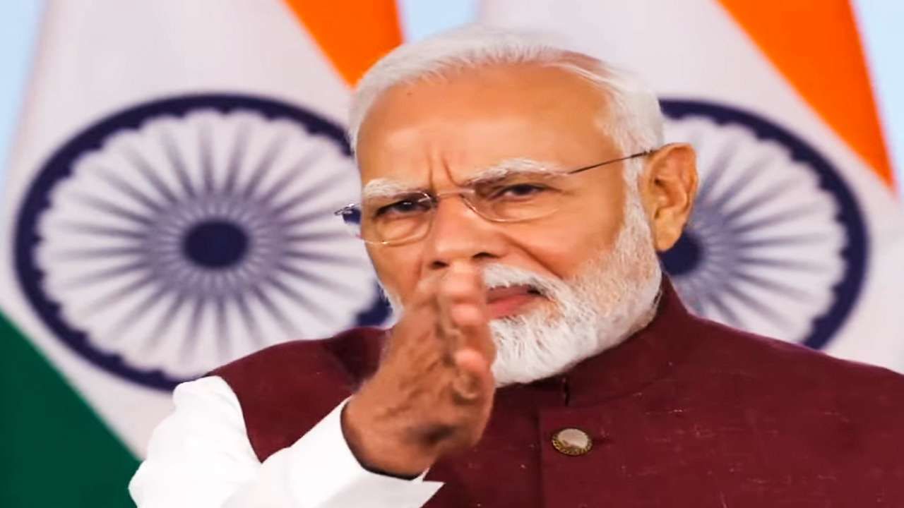 ઓપરેશન સિંદૂર એ આતંક સામેની લડાઈ હતી. પાકિસ્તાન તેને પોતાની સામે લડાઈ સમજ્યું. ભારતે પાકિસ્તાનને પહેલા જ ઘામાં ધૂળ ચાટતુ કરી નાખ્યું છે. તે સરહદ પર વાર કરવા આવ્યું હતું. આપણે તેમના હ્રદય સમાન બહાવલપુર અને મોરક્કીમાં આતંકીઓના અડ્ડાઓને નેસ્તનાબૂદ કર્યા. આ બન્ને શહેરો ભારતના હુમલાથી ધ્રજી ઉઠ્યા હતા.