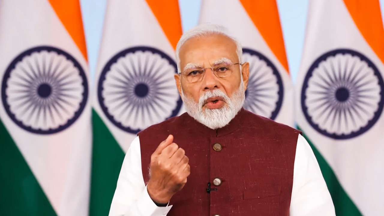 આતંકવાદ જ એક દિવસ પાકિસ્તાનને ભરખી જશે તેમ જણાવીને વડાપ્રધાને કહ્યું, પાકિસ્તાની સેના અને સરકાર આતંકવાદને પ્રોત્સાહન આપી રહી છે, તે એક દિવસ પાકિસ્તાનનો નાશ કરશે. જો પાકિસ્તાન ટકી રહેવા માંગતું હોય, તો તેણે તેના ઉછેરેલા આતંકવાદી માળખાને તોડી પાડીને નષ્ટ કરવું પડશે.