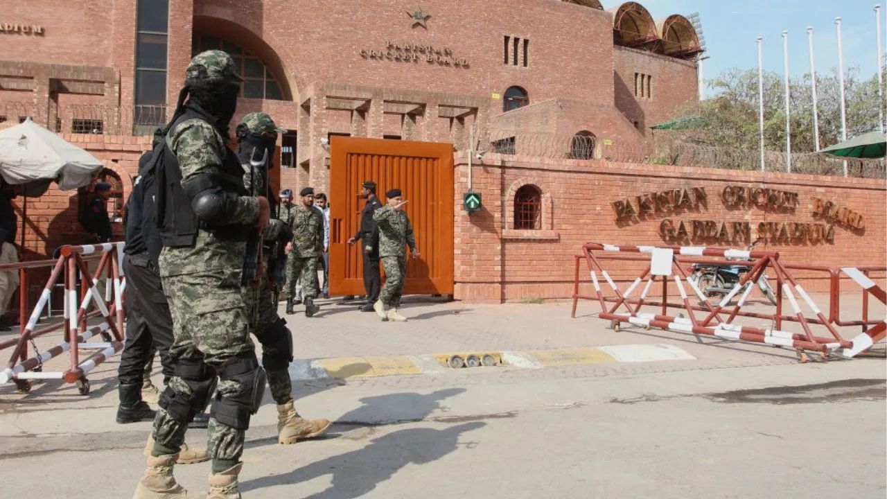 અગાઉ, PCBએ પાકિસ્તાનની બહાર UAEમાં PSLનું આયોજન કરવાનો નિર્ણય લીધો હતો, પરંતુ UAEના ઈનકાર બાદ, PCBએ આ લીગને આગામી આદેશ સુધી મુલતવી રાખી હતી. 