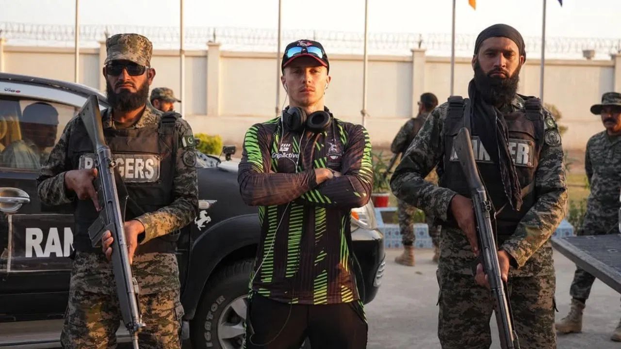 ભારત અને પાકિસ્તાનમાં સતત થઈ રહેલા ડ્રોન હુમલાઓને કારણે PSLમાં રમતા વિદેશી ખેલાડીઓ ખૂબ જ ડરી ગયા હતા. કેટલાક ખેલાડીઓ તો રડવા પણ લાગ્યા. આ વાતનો ખુલાસો બાંગ્લાદેશી ખેલાડી રિશાદ હુસૈને કર્યો હતો. 