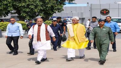 જમ્મુ કાશ્મીરની મુલાકાત સમયે, સંરક્ષણ પ્રધાન રાજનાથ સિંહે આજે શ્રીનગરના બદામીબાગ છાવણી ઉપર પાકિસ્તાન તરફથી છોડવામાં આવેલા પરંતુ ભારતે નિષ્ફળ બનાવી નાખેલા શેલનું નિરીક્ષણ કર્યું. સંરક્ષણ મંત્રીએ કહ્યું કે હું સૈનિકોની શહાદતને સલામ કરું છું. ઓપરેશન સિંદૂર દરમિયાન તમે જે કંઈ કર્યું તેના પર સમગ્ર દેશને ગર્વ છે. હું સંરક્ષણ મંત્રી અને એક નાગરિક તરીકે તેમનો આભાર માનું છું. આ સમયે જમ્મુ અને કાશ્મીરના લોકોએ જે એકતા બતાવી છે તે પોતાનામાં ખૂબ જ મહત્વપૂર્ણ છે.