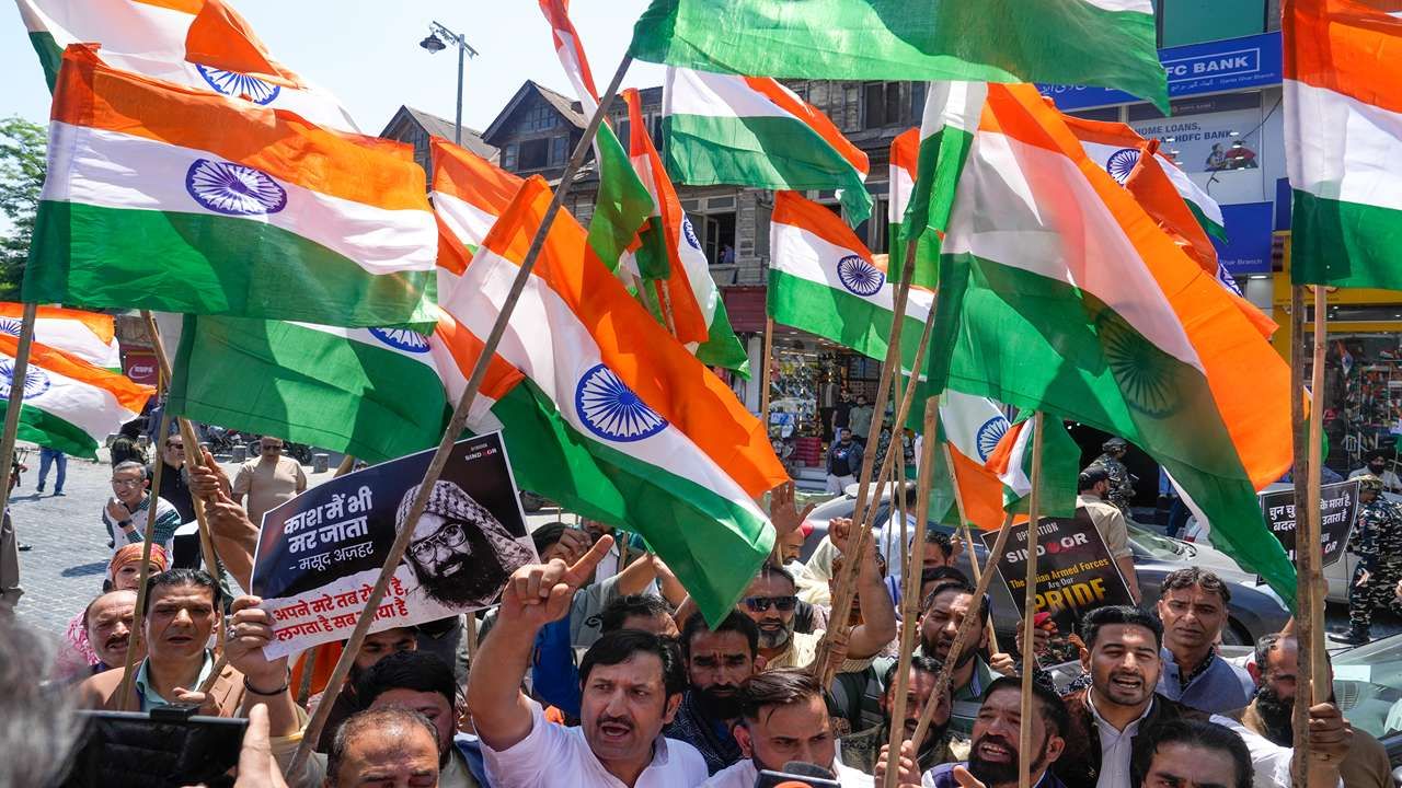 સંરક્ષણ પ્રધાન રાજનાથ સિંહે કહ્યું કે જેમ પીએમ મોદીએ કહ્યું છે કે આતંકવાદ અને વાતચીત એકસાથે ચાલી શકે નહીં. જો કોઈ ચર્ચા થશે તો તે ફક્ત આતંકવાદ અને પાકિસ્તાને પચાવી પાડેલા ભારતના કાશ્મીર મુદ્દા પર જ થશે. દુનિયા જાણે છે કે આપણી સેનાનું લક્ષ્ય સચોટ છે અને જ્યારે તેઓ નિશાન બનાવે છે, ત્યારે દુશ્મન ગોળીબારની ગણતરી કરે છે. આતંકવાદીઓએ તેમના ધર્મના આધારે હત્યા કરી છે જ્યારે ભારતે તેમના કાર્યોના આધારે તેમનો નાશ કર્યો છે.
