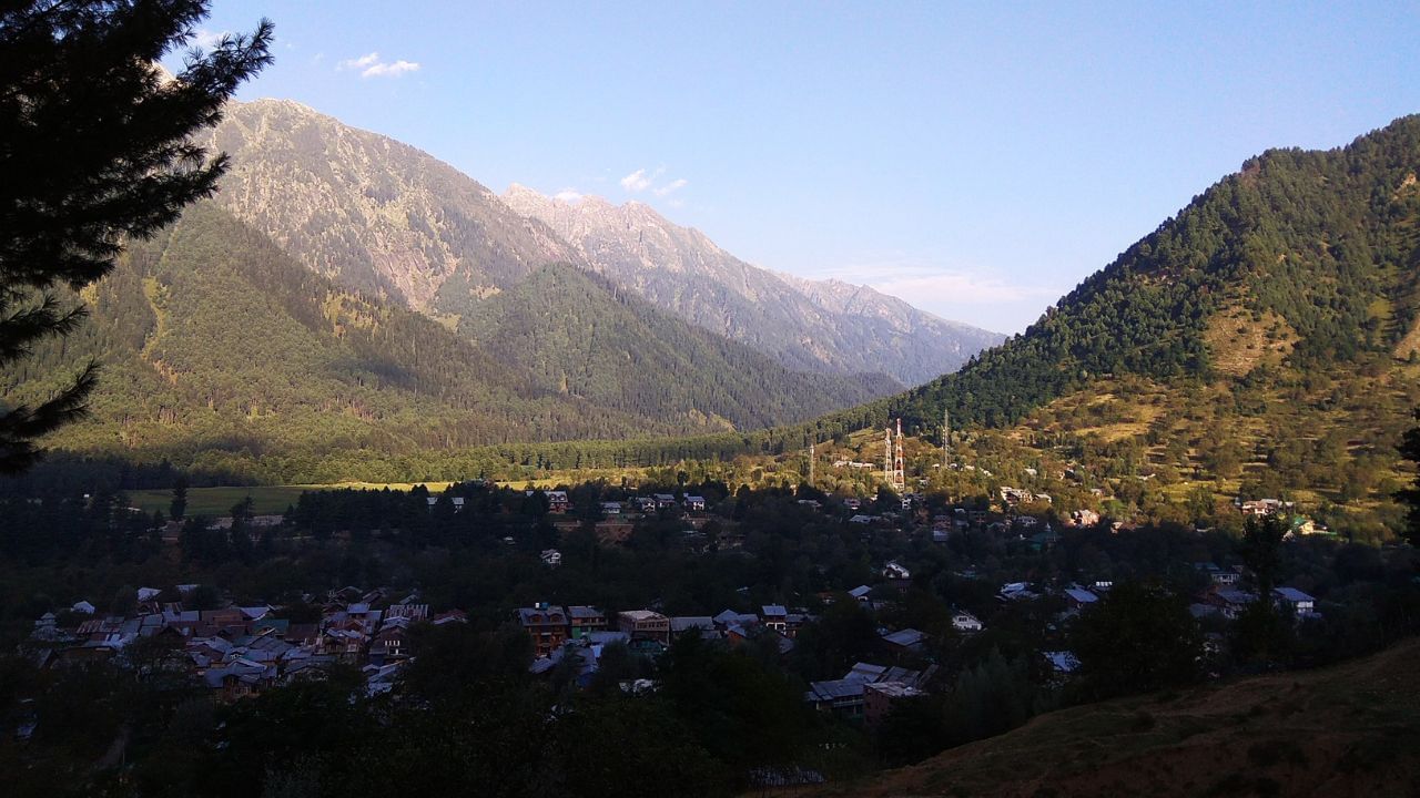 ઇતિહાસ અનુસાર, પહેલગામના મૂળ નિવાસીઓમાં મુખ્યત્વે ગઢરિયા, બકરી પાલકો અને શિકારીઓનો સમાવેશ થતો હતો. આ લોકો ઘાસના મેદાનોમાં પશુપાલન અને શિકાર કરીને જીવન નિર્વાહ કરતા હતા. (Credits: - Wikipedia)