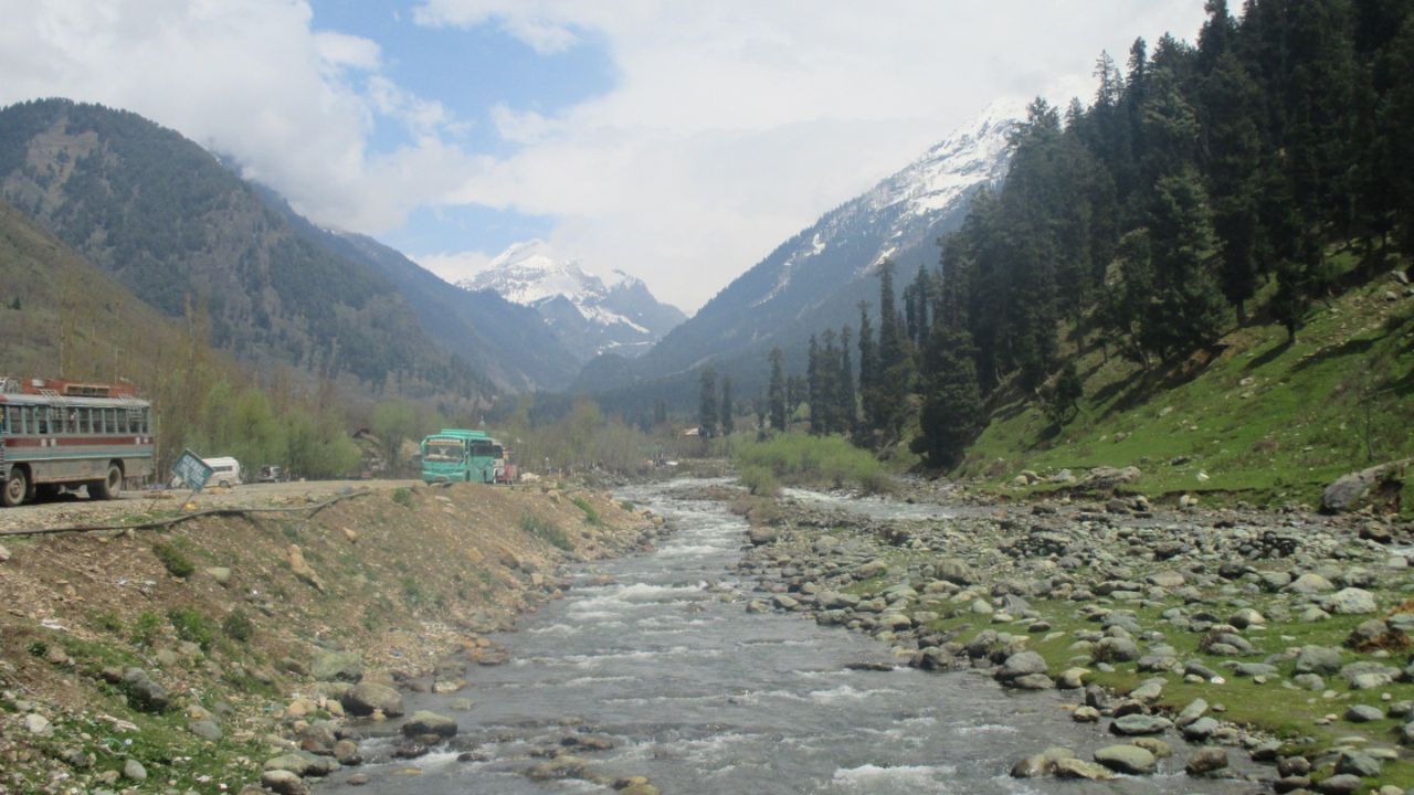 બ્રિટિશ કાળ દરમિયાન પણ પહેલગામ કાશ્મીરી વાદીનો એક પ્રસિદ્ધ ગ્રીષ્મકાલીન વિહારસ્થળ બન્યું હતું. આજે પણ ઘણી જૂની કોઠીઓ અને બ્રિટિશ સમયની બાંધકામ શૈલી જોવા મળે છે. (Credits: - Wikipedia)