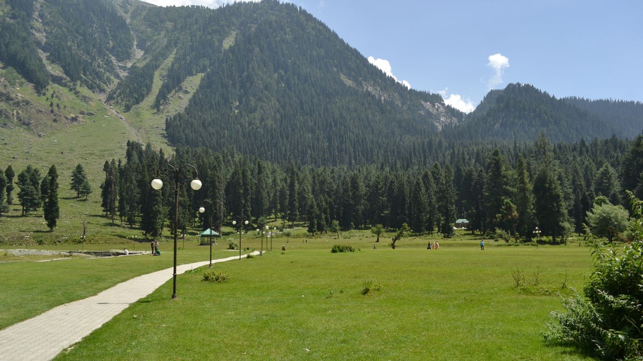 પહેલગામ લીડર નદીના કાંઠે વસેલું આ ગામ જંગલો, ઘાસના મેદાનો અને હિમશિખરો વચ્ચે વસેલું છે. આજુબાજુની જગ્યાઓ જેવી કે એરુ વેલી, બૈસરન પહાડ અને બેતાબ વેલી તેના કુદરતી સૌંદર્ય માટે પ્રસિદ્ધ છે. (Credits: - Wikipedia)