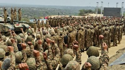 મુનીર 2022માં પાકિસ્તાનના આર્મી ચીફ બન્યા. તેમની નિમણૂક સમયે પાકિસ્તાની શાસનમાં સૈન્યના પ્રભાવ અંગે ઘણી ચર્ચા થઈ હતી. પાકિસ્તાનમાં હંમેશા સેનાનું વર્ચસ્વ રહ્યું છે. લોકો માને છે કે સેના પાકિસ્તાની રાજકારણમાં ખૂબ જ દખલ કરે છે. ભારત અને પાકિસ્તાન વચ્ચે હંમેશા તણાવ રહ્યો છે. બંને દેશો વચ્ચે પહેલા યુદ્ધ થઈ ચૂક્યા છે.