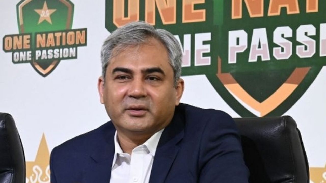 જનરલ અસીમ મુનીરે તેની પત્નીના સંબંધીને દેશના ગૃહમંત્રી બનાવવામાં આવ્યા છે. જનરલ અસીમ મુનીર પર મોહસીન નકવી માટે મહત્વપૂર્ણ પદ મેળવવાનો આરોપ છે. તે મુનીરની પત્ની ઇરમ અસીમના સંબંધી છે. મોહસીન નકવી હાલમાં બે પદ ધરાવે છે. તેઓ પાકિસ્તાન ક્રિકેટ બોર્ડ (PCB) ના અધ્યક્ષ અને દેશના ગૃહમંત્રીની જવાબદારી સંભાળે છે. મોહસીન પાસે આ બે જવાબદારીઓ માટે ન તો કોઈ કુશળતા છે કે ન તો કોઈ અનુભવ.