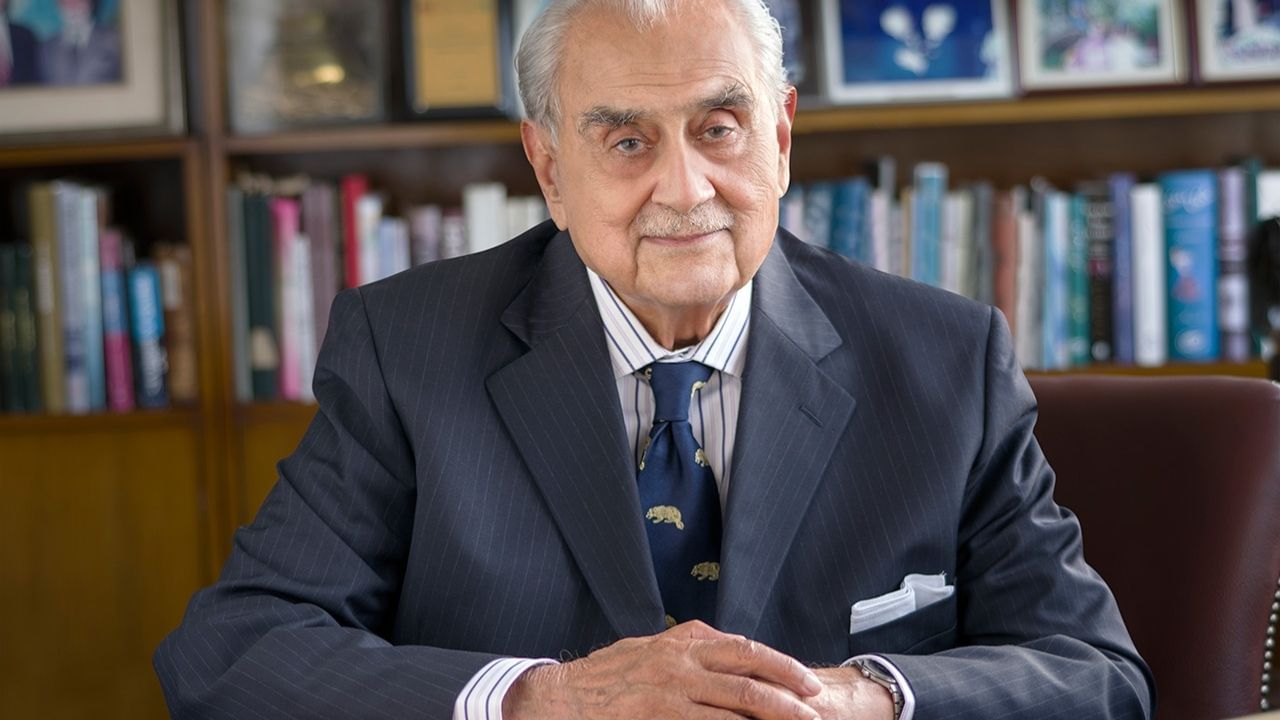 સરકારી નિમણૂકોમાં મુનીરના મામાનો હસ્તક્ષેપ. સૈયદ બાબર અલી શાહ જનરલ મુનીરના મામા છે. 2023 ની શરૂઆતથી જ તે ઇસ્લામાબાદમાં સત્તાનું અઘોષિત કેન્દ્ર બની ગયું છે. સરકારી નિમણૂકોથી લઈને પ્રમોશન અને પુરસ્કારો સુધી, તેની ભૂમિકા દરેક જગ્યાએ દેખાય છે. તેમણે ભૂતપૂર્વ ફેડરલ ઇન્વેસ્ટિગેશન એજન્સી (FIA) ડીજી અહેમદ ઇશાક જહાંગીરની નિમણૂકમાં પણ દખલગીરી કરી હોવાનું કહેવાય છે.