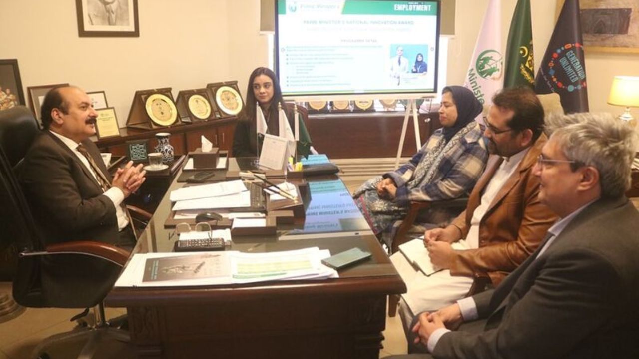 મુનીરની પિતરાઈ બહેન, હજરા સુહેલ, 2022 માં સ્કોલરશિપ મેનેજર હતી. તે પાકિસ્તાન એજ્યુકેશન એન્ડોમેન્ટ ફંડમાં કામ કરતી હતી. આ સંસ્થા શિક્ષણ મંત્રાલય હેઠળ આવે છે.