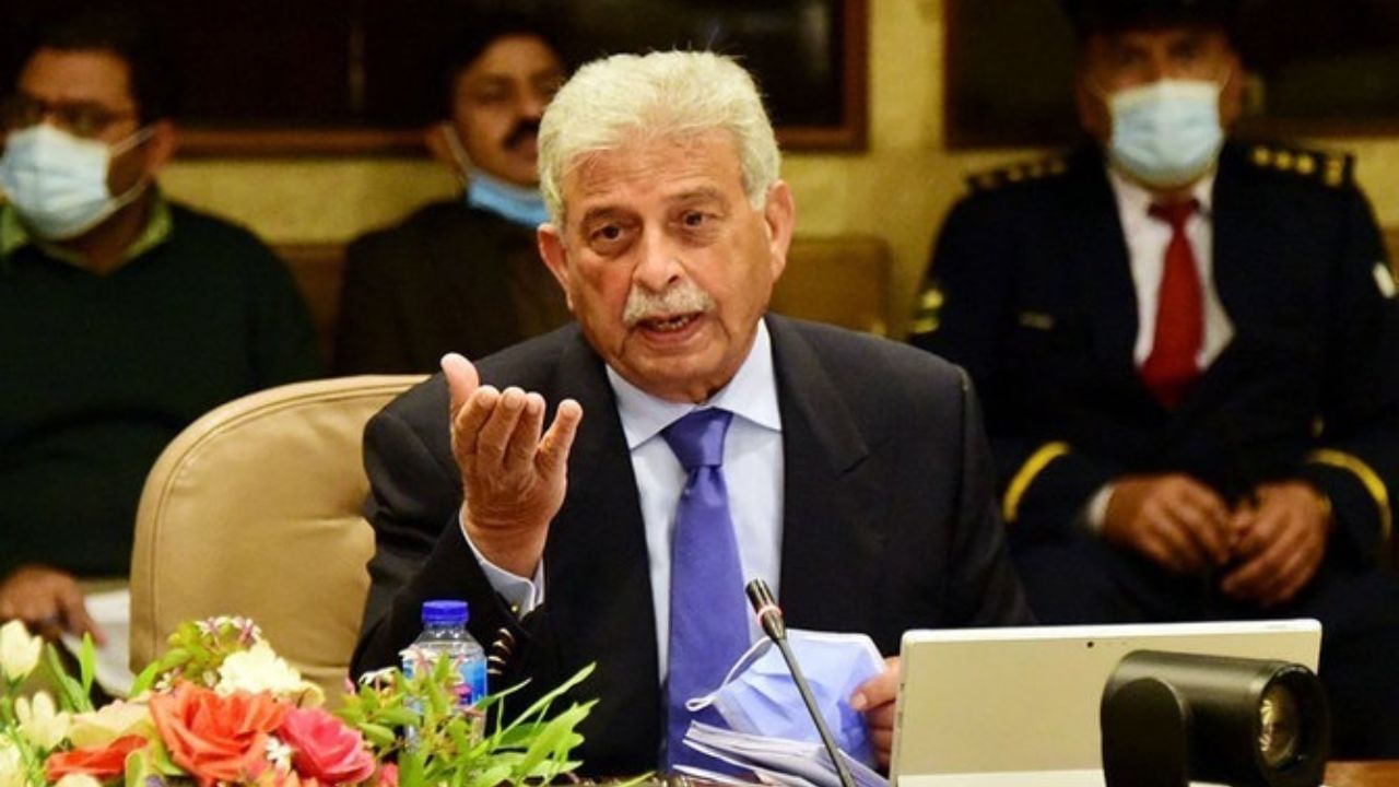 તત્કાલીન શિક્ષણ મંત્રી રાણા તનવીર હુસૈને વાંધો ઉઠાવ્યો હતો પરંતુ તેમને પાછા હટવું પડ્યું. હઝરાને સીધા સીઈઓ બનાવી શકાયા નહીં. તેથી, ઓગસ્ટ 2023 માં, તેમને અચાનક જનરલ મેનેજર બનાવવામાં આવ્યા અને સંપૂર્ણ કમાન સોંપવામાં આવી. આ માટે સીઈઓનું પદ ખાલી રાખવામાં આવ્યું હતું.