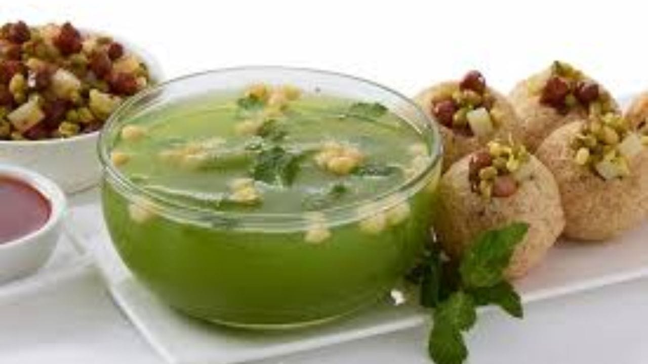 ગોલગપ્પા ખાવાના ગેરફાયદા: ઝાડા, ડિહાઇડ્રેશન, ઉલટી, ઝાડા, અલ્સર, પાચનતંત્રમાં વિક્ષેપ, પેટમાં હળવો અથવા તીવ્ર દુખાવો, આંતરડામાં બળતરા, ગોલગપ્પા ખાવાથી બ્લડ પ્રેશરની સમસ્યા પણ થાય છે. ખરેખર, ગોલગપ્પાના પાણીમાં ઘણું મીઠું વપરાય છે, જેનાથી બ્લડ પ્રેશર વધે છે. બીજું, ગોલગપ્પા તળવા માટે ઘણી વખત વપરાયેલા તેલનો ઉપયોગ કરવામાં આવે છે જે સ્વાસ્થ્ય માટે હાનિકારક છે.
