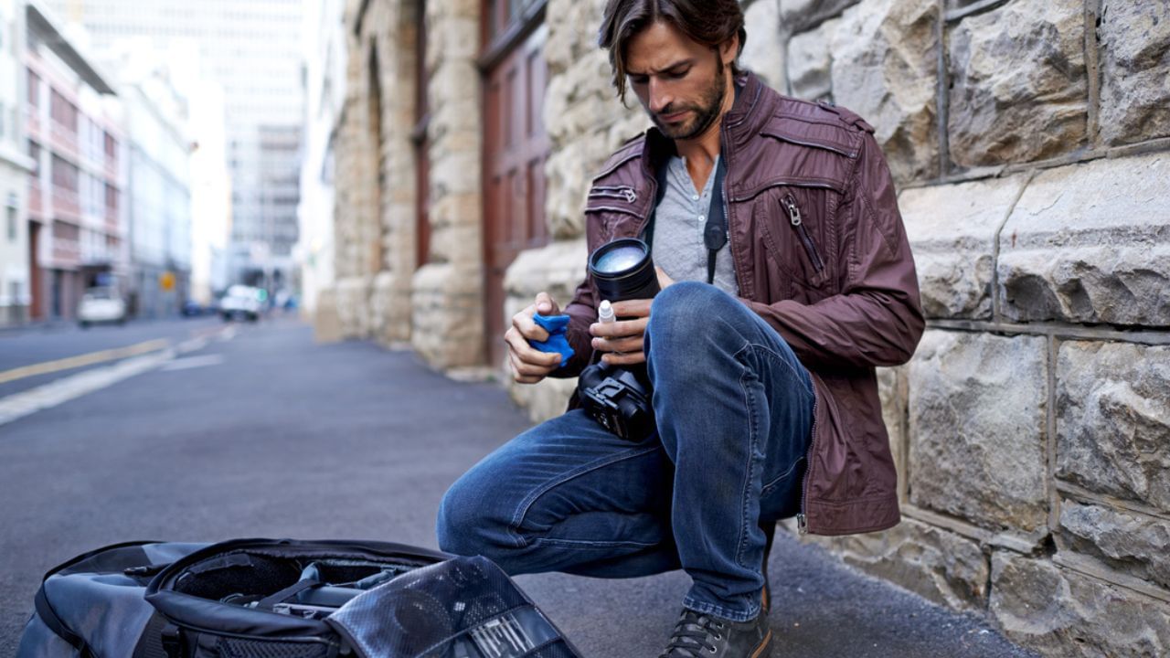 જો તમારે ફોટોગ્રાફી શીખવી હોય તો યુટ્યુબ પર ઘણાં ફ્રી વિડીયો છે. આ સિવાય તમે તમારા શહેરમાં કોઇ લોકલ ઇન્સ્ટિટ્યૂટમાંથી પણ કેમેરા વર્કની તાલીમ મેળવી શકો છો. 