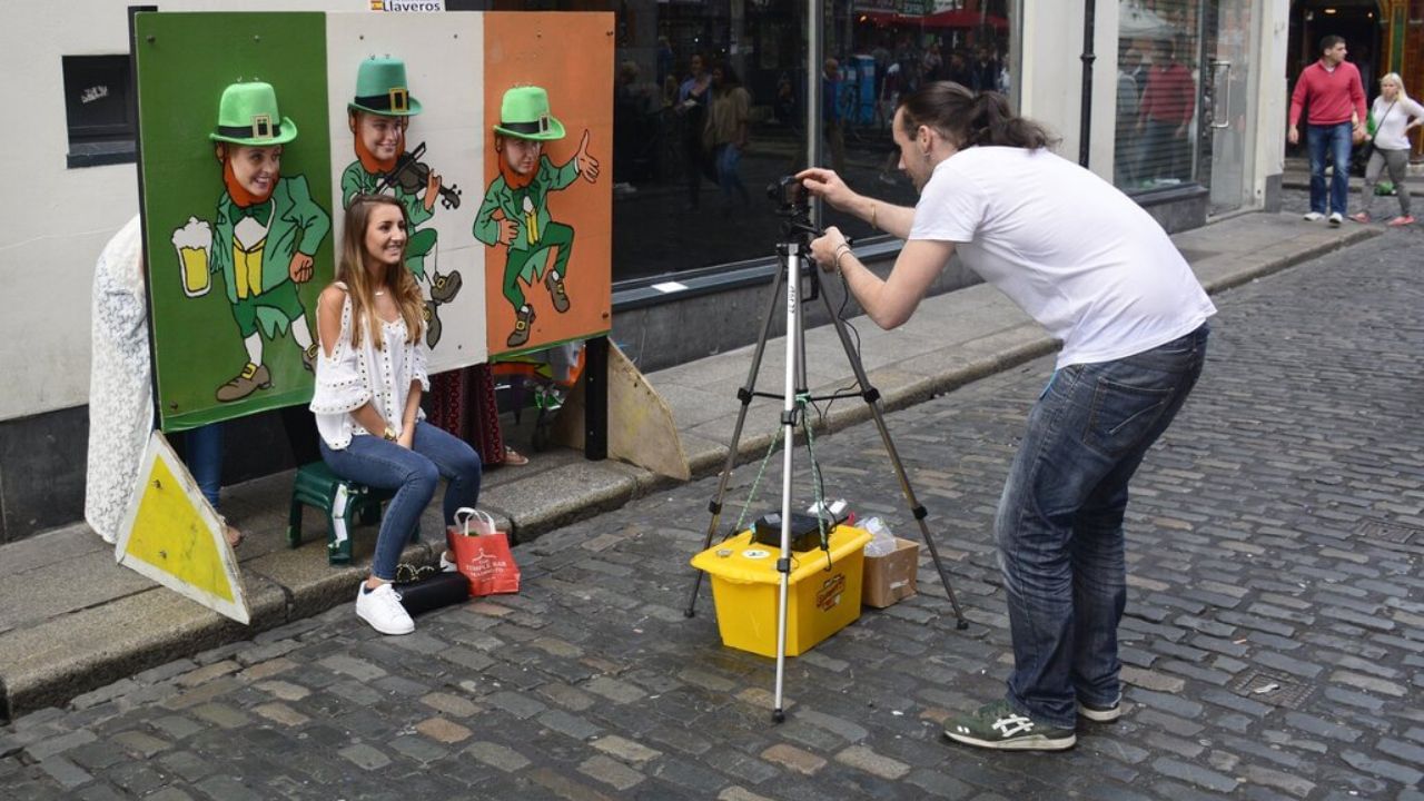 તમે કોઈ પણ વિસ્તારમાં, સ્કૂલ કે કોલેજ પાસે કે સરકારી કચેરી નજીક આ બૂથ ખોલી શકો છો. બૂથ શરૂ કરવા માટે વ્હાઇટ બેકગ્રાઉન્ડ પોર્ટેબલ સ્ક્રીન, ફોટો પ્રિન્ટર, DSLR કે સારા કેમેરાવાળો સ્માર્ટફોન, લાઇટિંગ સેટઅપ, લેમિનેશન મશીન અને લેપટોપ તેમજ કમ્પ્યુટર જેવા સાધનોની જરૂર પડશે. 