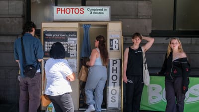 આજકાલના વ્યસ્ત જીવનમાં લોકોને તરત જ પાસપોર્ટ અથવા ઓળખપત્ર માટે ફોટાની જરૂર પડે છે. આવી જરૂરિયાતને ધ્યાનમાં રાખીને તમે "ઇન્સ્ટન્ટ સ્ટ્રીટ ફોટો બૂથ" જેવી સર્વિસ શરૂ  કરી શકો છો. 