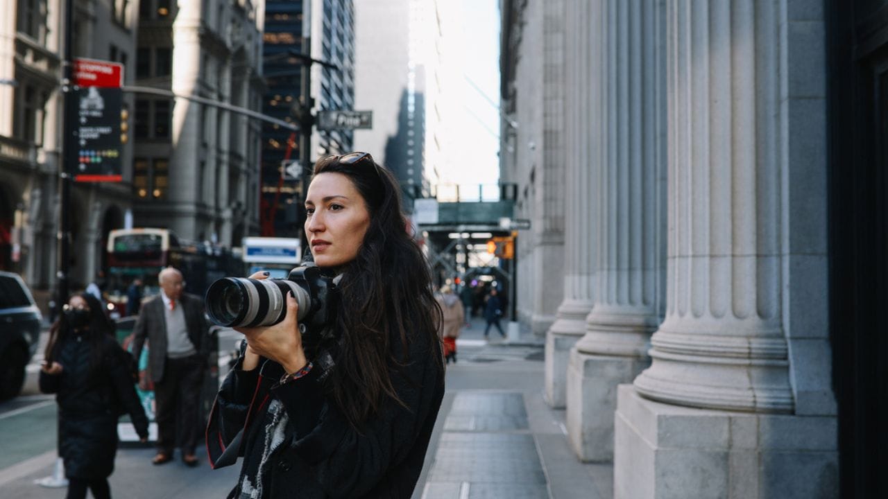 આ વ્યવસાયમાં અંદાજે  50,000 થી 1,00,000 રૂપિયા સુધીનું રોકાણ તમે કરી શકો છો.  તમે યુઝ્ડ DSLR અથવા સારા કેમેરાવાળા સ્માર્ટફોનથી પણ આ વ્યવસાય શરૂ કરી શકો છો. 