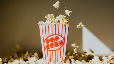 પોપકોર્ન અથવા સ્વીટ કોર્નનો સ્ટોલ બિઝનેસ આજના સમયમાં ટ્રેન્ડિંગમાં ચાલી રહ્યો છે. આ બિઝનેસ ઓછા રોકાણમાં શરૂ કરી શકાય તેવો છે. 