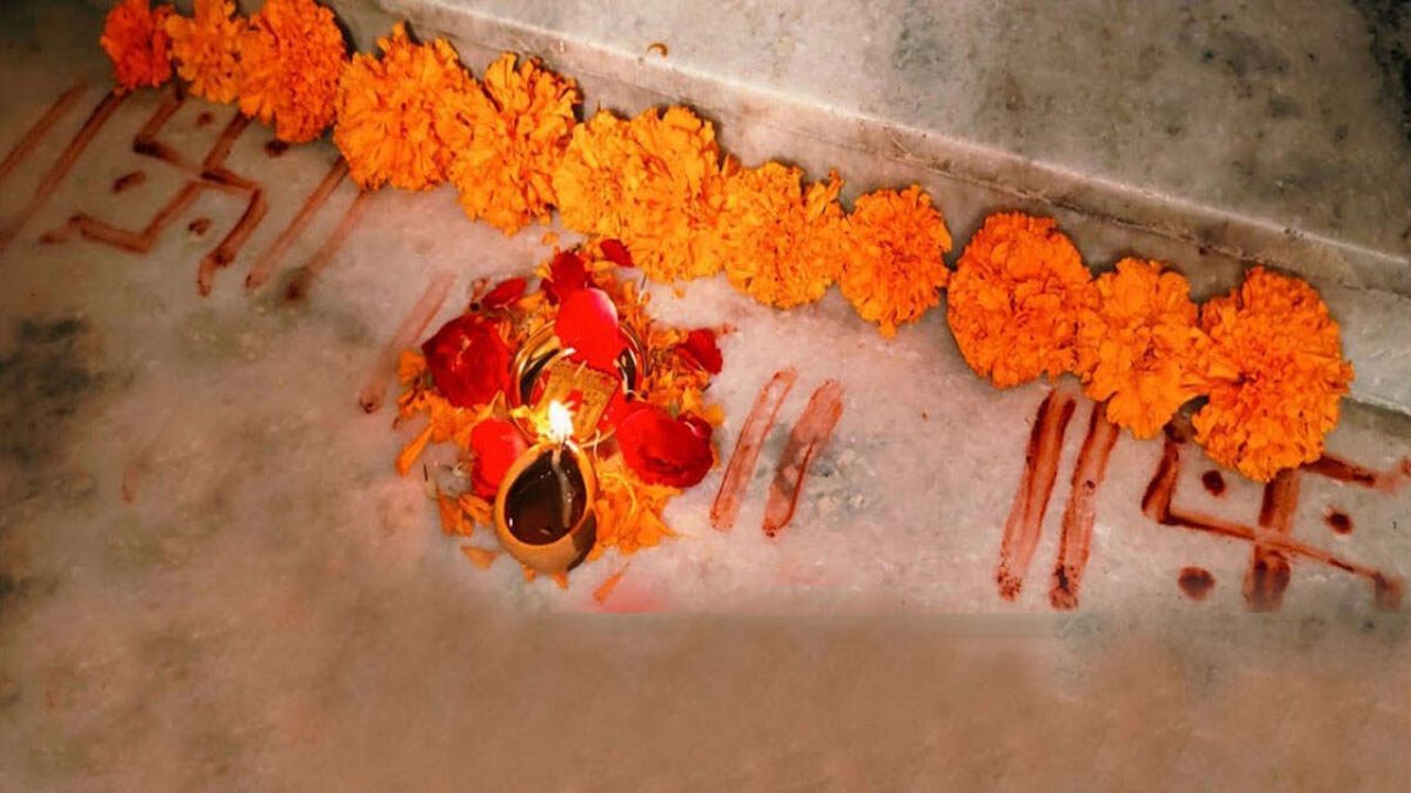 ઉંબરાની પૂજા શા માટે જરૂરી છે?: એવું માનવામાં આવે છે કે રાહુ ઘરના ઉંબરામાં રહે છે, તેથી ઉંબરાની પૂજા કરવાથી રાહુના દુષ્પ્રભાવ ઓછા થાય છે. આ ઉપરાંત ઘરના ઉંબરામાં દેવી લક્ષ્મીના આગમનનું પ્રવેશદ્વાર માનવામાં આવે છે. તેથી શાસ્ત્રોમાં ઉંબરાની પૂજા કરવાની જોગવાઈ છે. આવી સ્થિતિમાં જો શક્ય હોય તો દરરોજ ઘરના દરવાજાના ઉંબરા પર સાથિયા કરીને પૂજા કરો.
