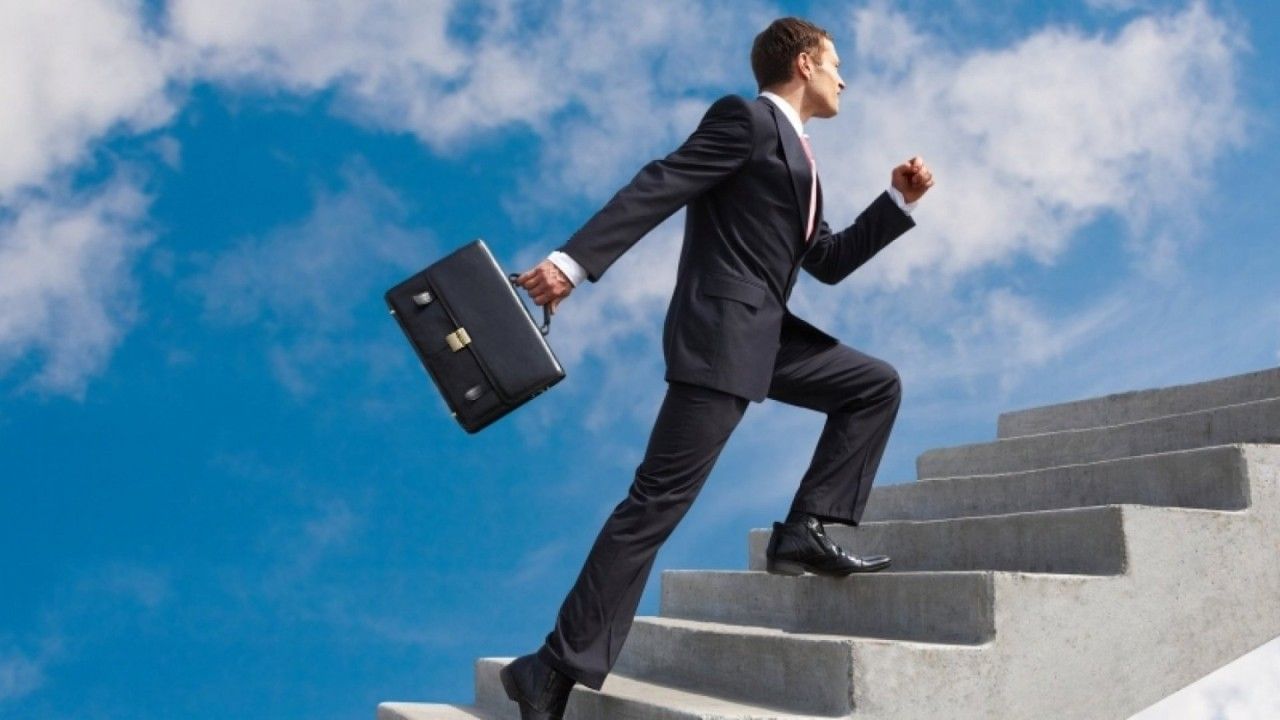 જે વ્યક્તિ પોતાના શબ્દો પર કાબુ રાખે છે તે લડ્યા વિના પણ વિજય મેળવી શકે છે. ધીરજ એ સૌથી મોટું શસ્ત્ર છે.
