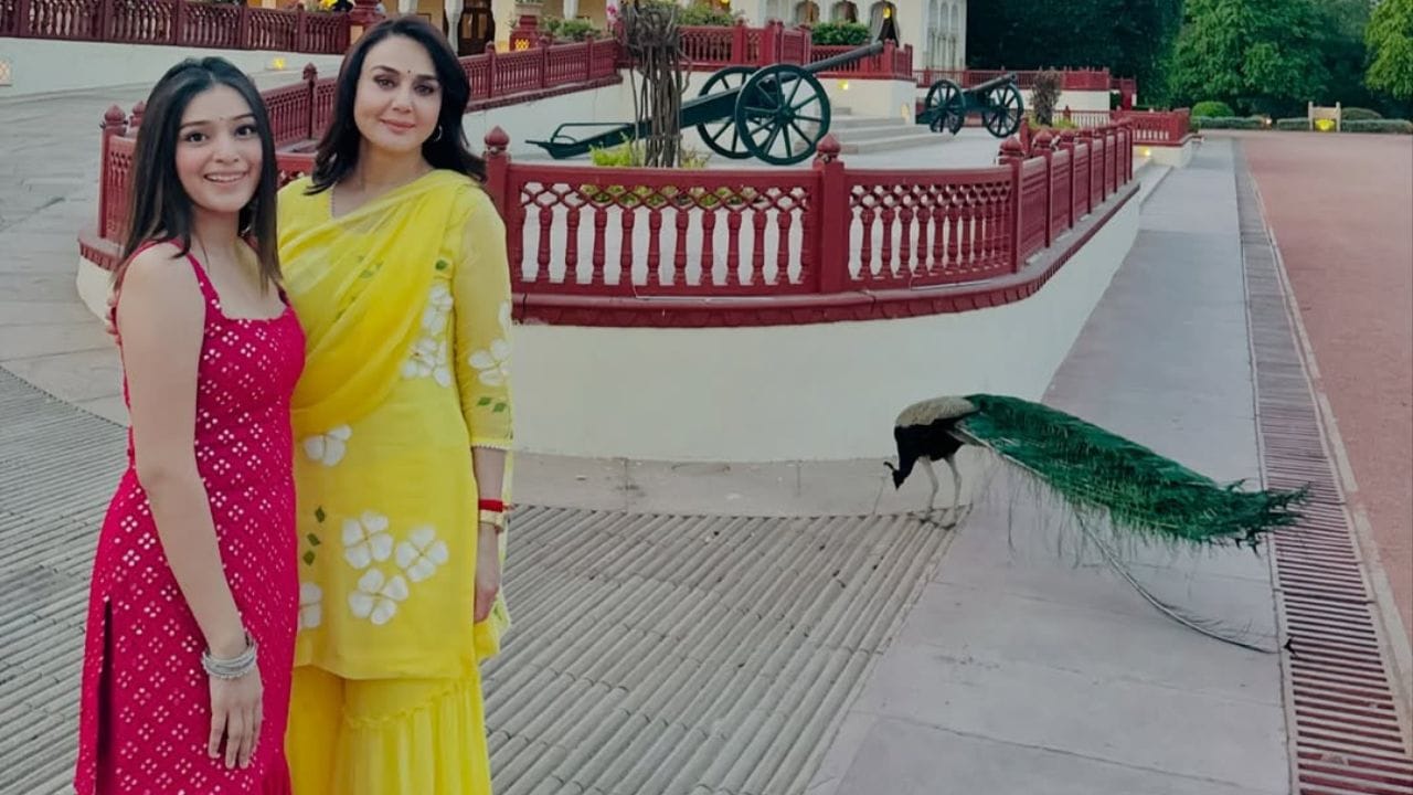 RJ મહવાશે જયપુરના રામબાગ પેલેસની તસવીરો તેના ઇન્સ્ટાગ્રામ પર શેર કરી છે, જેમાં તે અભિનેત્રી પ્રીટિ ઝિન્ટા સાથે તસવીરો ક્લિક કરી રહી છે. આમાં અભિનેત્રી પીળા રંગની કુર્તીમાં જોવા મળી રહી છે, જ્યારે મહવાશ લાલ રંગની કુર્તી પહેરીને પોઝ આપી રહી છે.