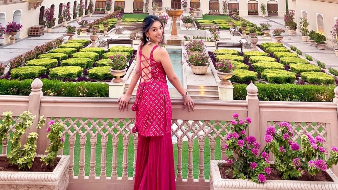 શેર કરાયેલા એક ફોટામાં, એક મોર પણ નાચતો જોવા મળે છે, જે બંનેની સુંદરતામાં વધારો કરી રહ્યો છે. આ તસવીરો જોઈને ઈન્સ્ટાગ્રામ યુઝર્સને ક્રિકેટર યુઝવેન્દ્ર ચહલની યાદ આવી ગઈ.