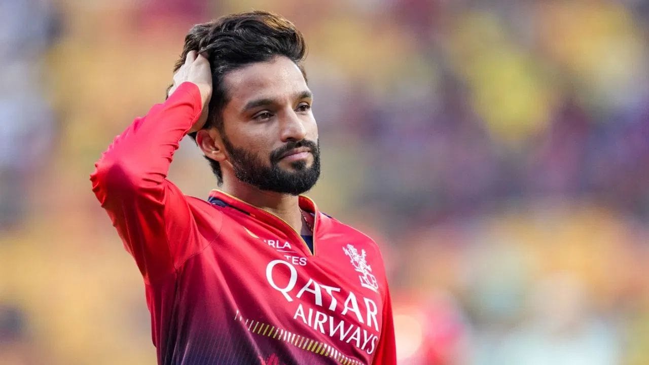 ટોસ જીત્યા પછી, રજત પાટીદારે બોલિંગ કરવાનું પસંદ કર્યું અને તેણે આનું એક ખાસ કારણ જણાવ્યું. પાટીદારે કહ્યું કે પિચ ખૂબ જ કઠિન છે અને તેના પર ઘાસ છે, તેથી શરૂઆતમાં બોલિંગ મદદરૂપ થઈ શકે છે. 