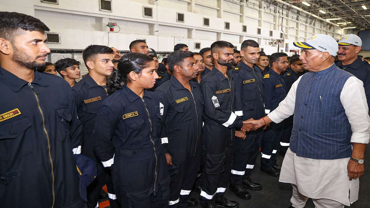 તેમણે કહ્યું, 'ઓપરેશન સિંદૂર દરમિયાન, ભારતીય નૌકાદળે અરબ સાગરમાં માત્ર તેની હાજરીથી દરેક ભારતીયને પ્રભાવિત કર્યા છે. ભારતીય નૌકાદળ પાકિસ્તાની સેનાને બાંધવામાં સફળ રહ્યું. જરા કલ્પના કરો કે જે વ્યક્તિ મૌન રહીને પણ કોઈ દેશની સેનાને બોટલમાં બંધ રાખી શકે છે, તે બોલશે ત્યારે દ્રશ્ય કેવું હશે ? જો પાકિસ્તાન આ વખતે કોઈ નાપાક કૃત્ય કરે છે, તો શક્ય છે કે આ વખતે ઓપનિંગ આપણી નૌકાદળ દ્વારા કરવામાં આવશે.'
