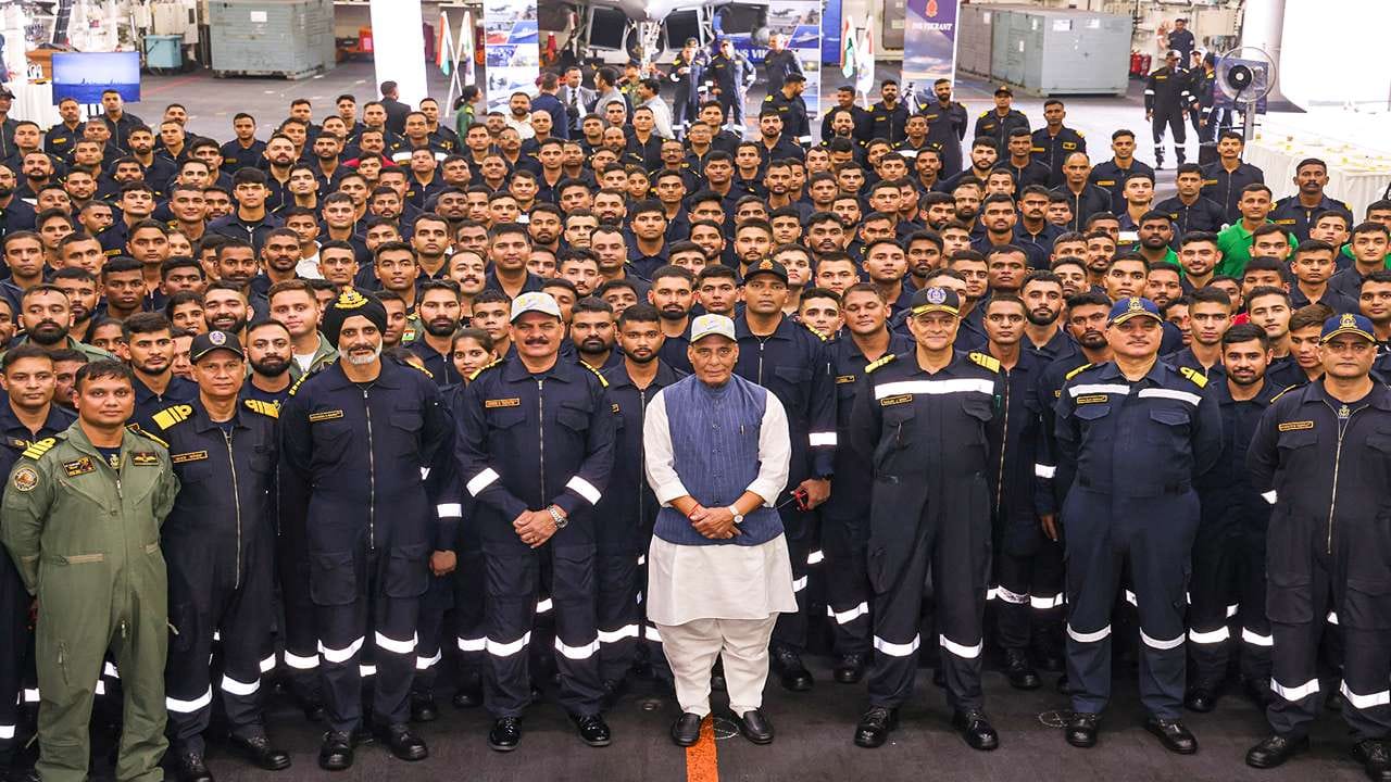 દેશના સંરક્ષણ પ્રધાન રાજનાથ સિંહે, આજે શુક્રવારે ગોવામાં INS વિક્રાંતની મુલાકાત લીધી હતી. આ દરમિયાન, તેમણે કહ્યું હતું કે આજે હું INS વિક્રાંત પર મારા નૌકાદળના યોદ્ધાઓની વચ્ચે હોવાનો ખૂબ આનંદ અનુભવું છું. જ્યારે હું ભારતની દરિયાઈ શક્તિના ગૌરવ INS વિક્રાંત પર ઉભો છું, ત્યારે મને ખુશીની સાથે સાથે ગર્વ અને વિશ્વાસ પણ થાય છે કે જ્યાં સુધી દેશની દરિયાઈ સરહદોની સુરક્ષા તમારા મજબૂત હાથમાં છે, ત્યાં સુધી કોઈ ભારત સામે કોઈ ઊંચી આંખ કરીને પણ જોઈ નહીં શકે.