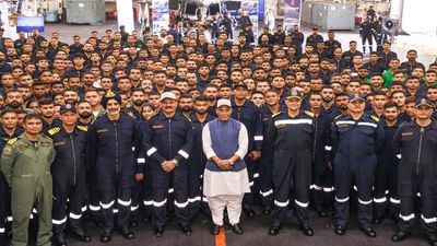 દેશના સંરક્ષણ પ્રધાન રાજનાથ સિંહે, આજે શુક્રવારે ગોવામાં INS વિક્રાંતની મુલાકાત લીધી હતી. આ દરમિયાન, તેમણે કહ્યું હતું કે આજે હું INS વિક્રાંત પર મારા નૌકાદળના યોદ્ધાઓની વચ્ચે હોવાનો ખૂબ આનંદ અનુભવું છું. જ્યારે હું ભારતની દરિયાઈ શક્તિના ગૌરવ INS વિક્રાંત પર ઉભો છું, ત્યારે મને ખુશીની સાથે સાથે ગર્વ અને વિશ્વાસ પણ થાય છે કે જ્યાં સુધી દેશની દરિયાઈ સરહદોની સુરક્ષા તમારા મજબૂત હાથમાં છે, ત્યાં સુધી કોઈ ભારત સામે કોઈ ઊંચી આંખ કરીને પણ જોઈ નહીં શકે. 