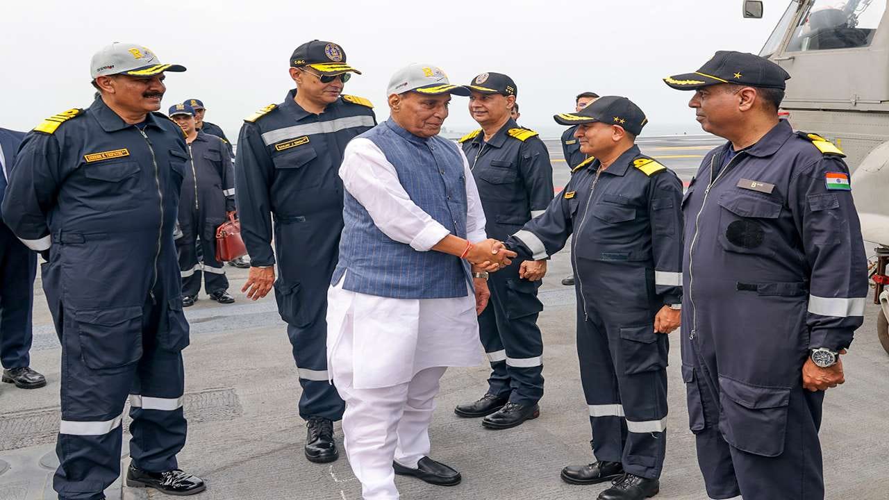 પાકિસ્તાનની ધરતી પરથી ખુલ્લેઆમ ભારત વિરોધી પ્રવૃત્તિઓ કરવામાં આવી રહી છે. ભારત સરહદની આ બાજુ અને તે બાજુ અને સમુદ્ર બંને બાજુ આતંકવાદીઓ સામે દરેક પ્રકારની કાર્યવાહી કરવા માટે સંપૂર્ણપણે સ્વતંત્ર છે. આજે આખી દુનિયા આતંકવાદ સામે પોતાના નાગરિકોનું રક્ષણ કરવાનો અધિકાર સ્વીકારી રહી છે. આજે, વિશ્વની કોઈ શક્તિ ભારતને આ કામ કરતા રોકી શકતી નથી.’