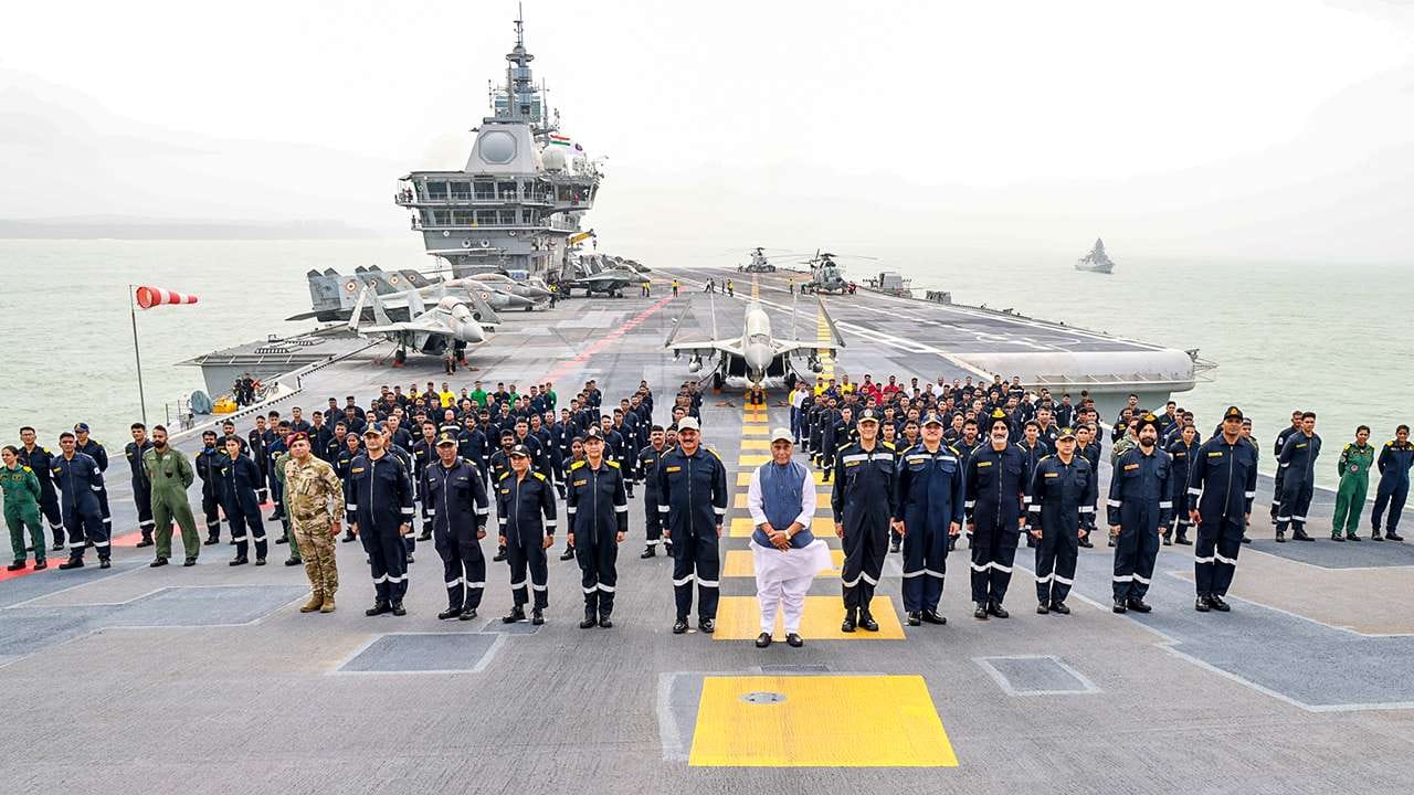 રક્ષા મંત્રીએ કહ્યું, 'પાકિસ્તાને સ્પષ્ટપણે સમજવાની જરૂર છે કે આઝાદી પછીથી તે જે આતંકવાદનો ખતરનાક ખેલ રમી રહ્યું છે તે હવે સમાપ્ત થઈ ગયું છે. હવે જ્યારે પણ પાકિસ્તાન ભારત વિરુદ્ધ કોઈ આતંકવાદી કૃત્ય ઉશ્કેરશે, ત્યારે તેને તેનું પરિણામ ભોગવવું પડશે જ, પણ દર વખતની જેમ હારનો સામનો કરવો પડશે.’