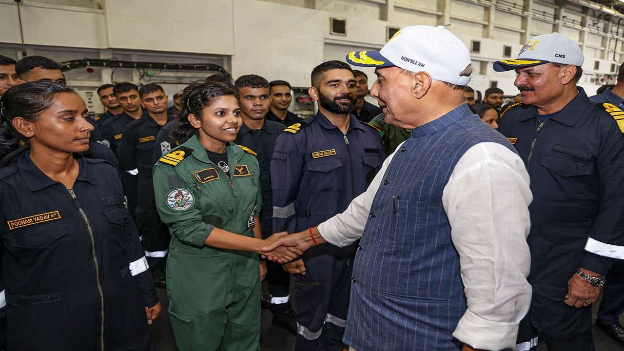 રાજનાથ સિંહે કહ્યું, ‘પાકિસ્તાનના પક્ષમાં એ વાત સારી રહેશે કે તે પોતાની ભૂમિ પર ઊગી રહેલી આતંકવાદની નર્સરીને પોતાના હાથે જ ઉખેડી નાખે. પાકિસ્તાને હાફિઝ સઈદ અને મસૂદ અઝહર જેવા આતંકવાદીઓ ભારતને સોંપીને તેની શરૂઆત કરવી જોઈએ. આ બંને ફક્ત ભારતમાં મોસ્ટ વોન્ટેડ આતંકવાદીઓની યાદીમાં જ નથી, પરંતુ તેઓ યુએનના નિયુક્ત આતંકવાદીઓની યાદીમાં પણ છે. હાફિઝ સઈદ મુંબઈ હુમલાનો ગુનેગાર છે.