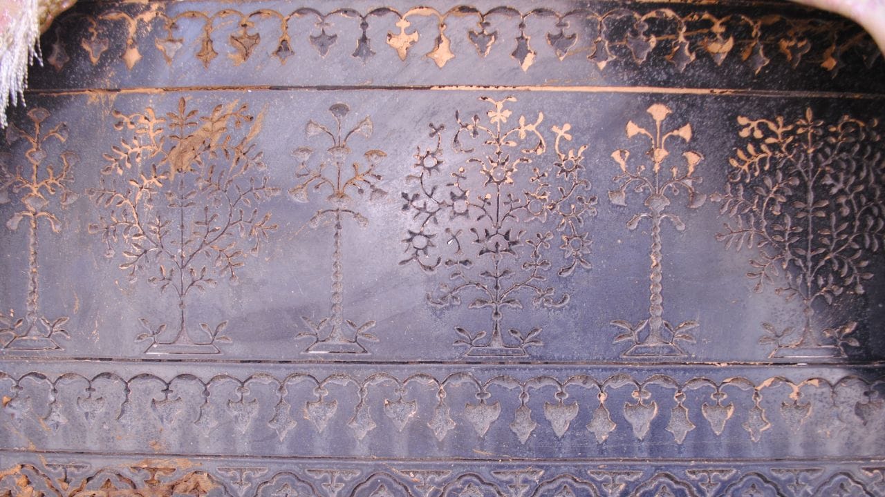 રાણીનો હજીરો એ અમદાવાદના માણેક ચોક વિસ્તારમાં આવેલું ઐતિહાસિક સ્મારક છે, જ્યાં મુખ્યત્વે સુલતાન અહમદ શાહની રાણીઓ તથા મુઘલ શાસનની કેટલીક શાહી મહિલાઓના સમાધિઓ સ્થિત છે. (Credits: - Wikipedia)