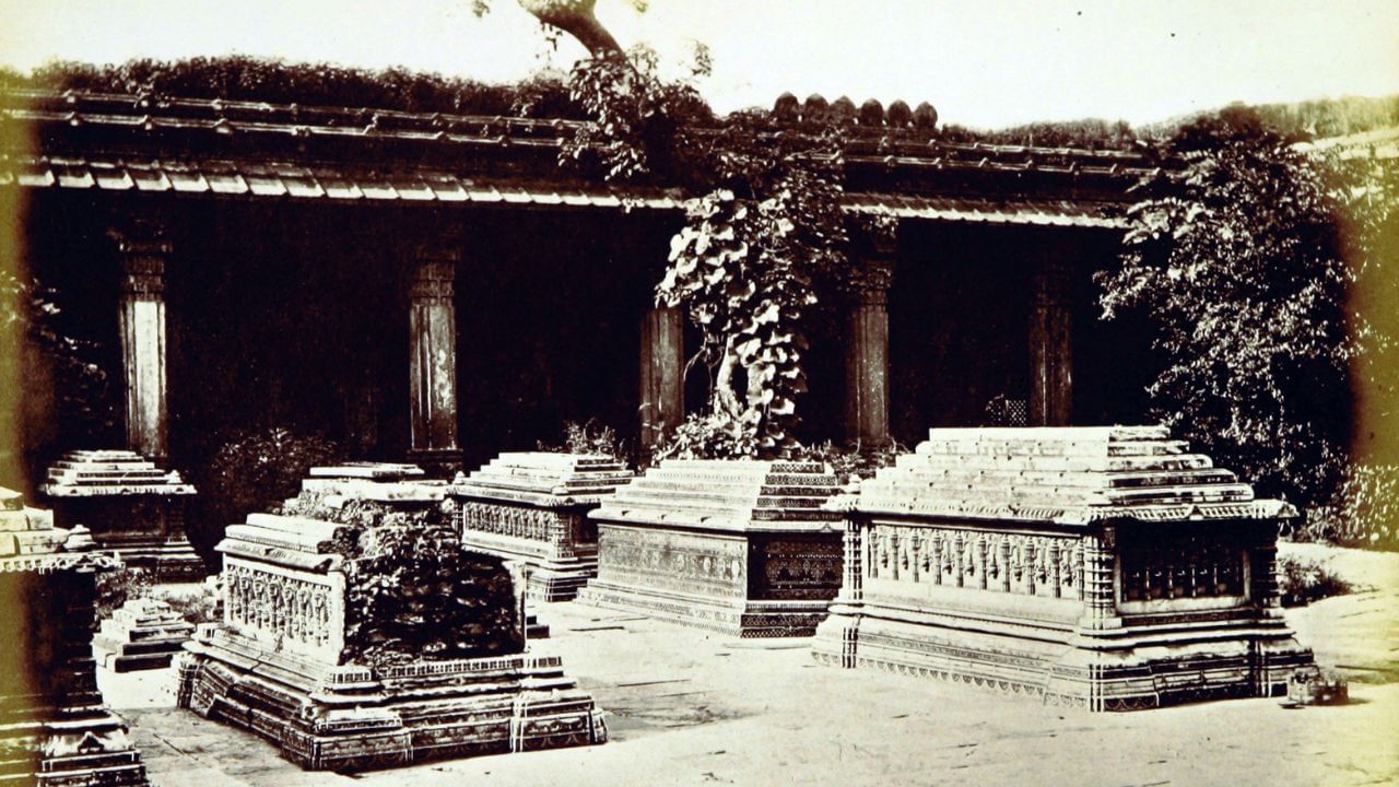 રાણીનો હજીરો, અમદાવાદના માણેક ચોક વિસ્તારમાં અહમદ શાહની સમાધિથી થોડી દૂર પૂર્વ દિશામાં આવેલો એક ઊંચી સપાટી પરનું ઐતિહાસિક સ્થળ છે. (Credits: - Wikipedia)