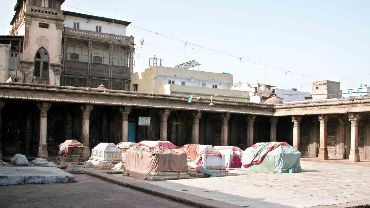 આ ઢાંચાને પ્રવેશદ્વાર ધરાવતું બનાવવામાં આવ્યું છે અને તેની બહારની દીવાલો પર શિલ્પકામ કરેલું છે. અંદરનું ચોરસ આંગણું લગભગ 36.58 મીટર વ્યાસ ધરાવે છે અને માનવામાં આવે છે કે તેનું નિર્માણ લગભગ ઈ.સ. 1445ની આસપાસ થયું હતું. જેને મુગલાઈ બીબીના મકબરા તરીકે પણ ઓળખવામાં આવે છે. (Credits: - Wikipedia)