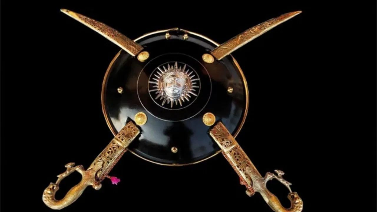 રાઠોડ શબ્દની ઉત્પત્તિ સંસ્કૃત શબ્દોમાંથી થઈ હોવાનું માનવામાં આવે છે. આ અટકનો શાબ્દિક અર્થ રથ પર લડતો યોદ્ધા અથવા કુશળ યોદ્ધા થાય છે. 