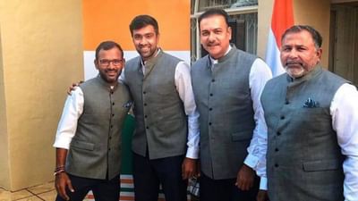 રવિ શાસ્ત્રીની માતાનું નામ લક્ષ્મી શાસ્ત્રી છે. તેમના પિતાનું નામ શ્રી આર.એન. શાસ્ત્રી છે.રવિ શાસ્ત્રીએ કહ્યું કે માતા-પિતાની સેવા કરવી એ દુનિયાનું સૌથી મોટું અને સાચું તીર્થસ્થાન છે.રવિ શાસ્ત્રીના પરિવાર વિશે વાત કરીએ.